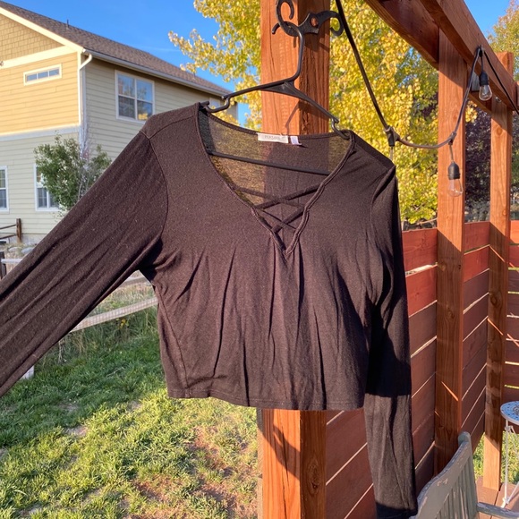 ✨FREE✨PERSAYA Long-Sleeve Thin Crop Top - Picture 2 of 4